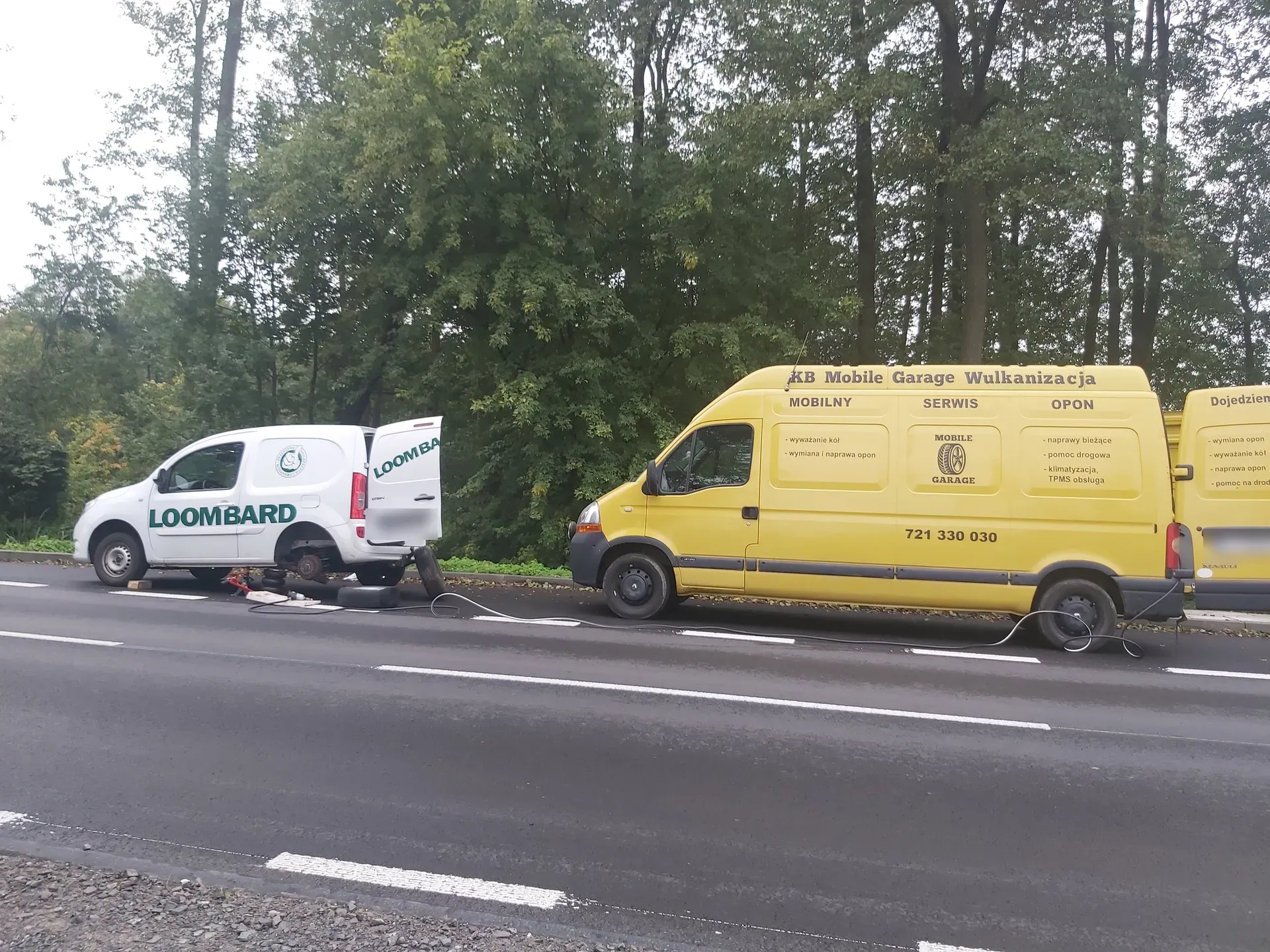 Bus serwisowy KB Mobile Garage podczas wymiany koła auta dostawczego przy drodze