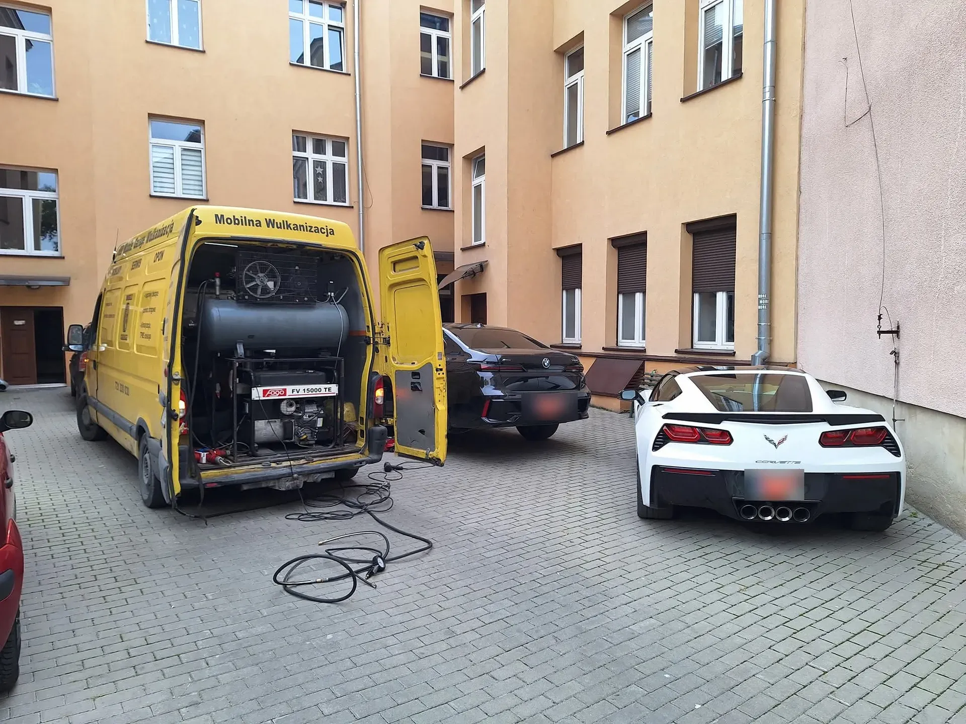 Mobilny serwis KB Mobile Garage przy autach osobowych na placu klienta