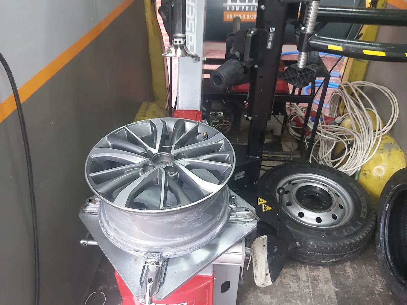 Felga aluminiowa na montażownicy podczas wymiany opony