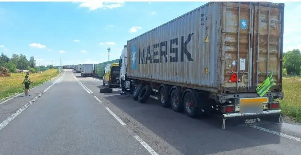 Serwis KB Mobile Garage przy naczepie TIR na poboczu — wymiana koła w trasie