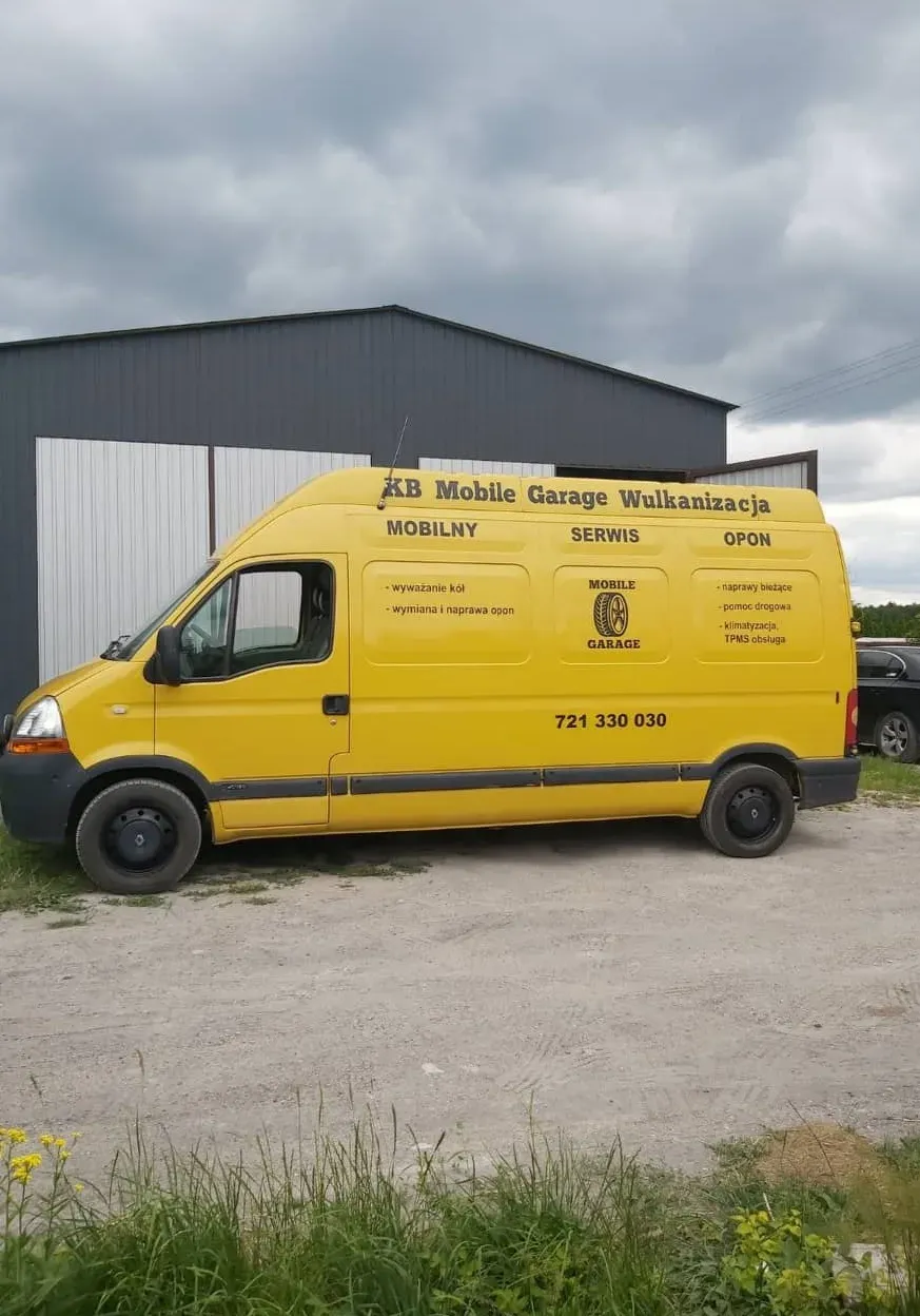 Bus serwisowy KB Mobile Garage wymieniający koło auta dostawczego przy drodze
