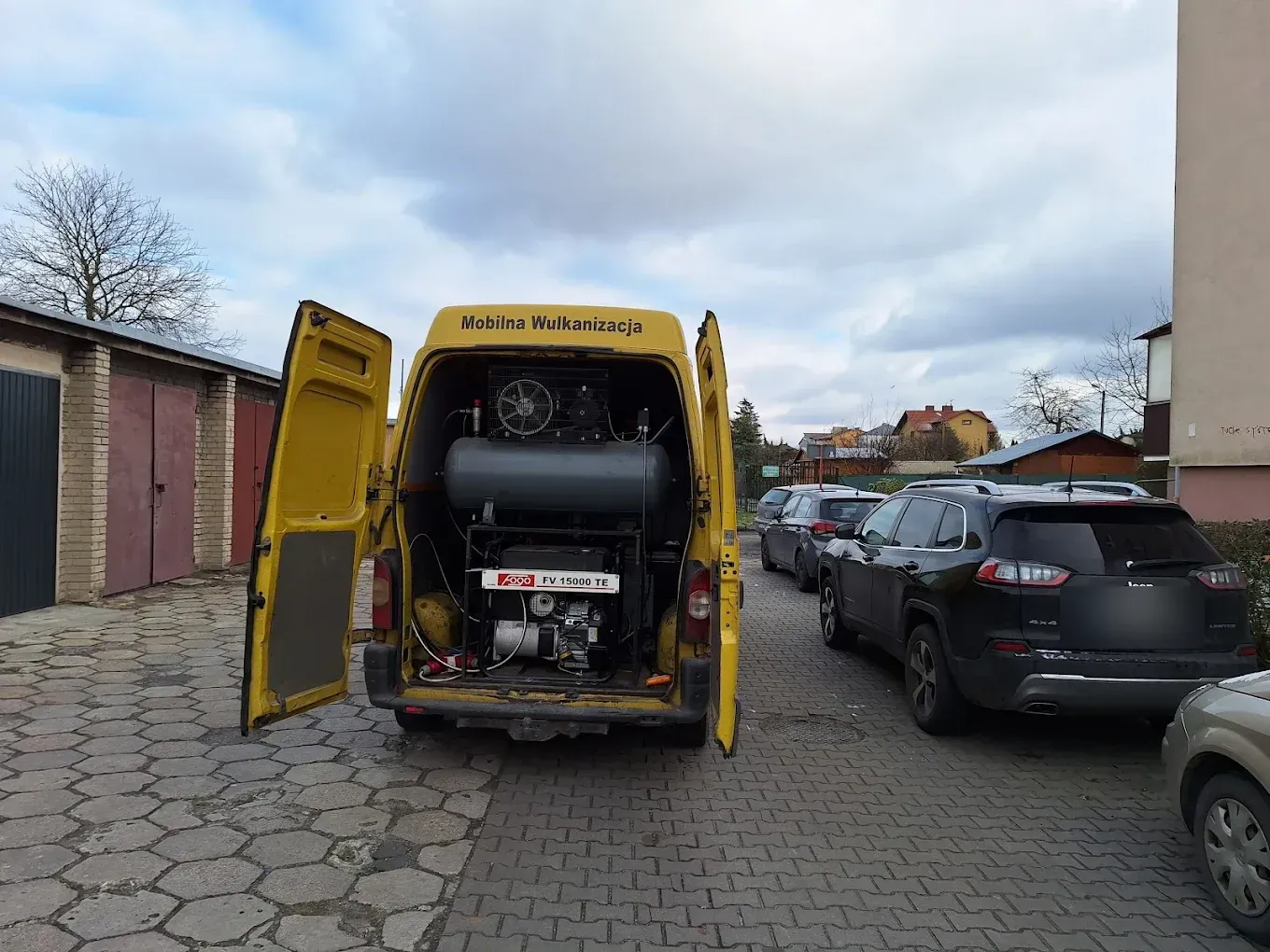 Bus serwisowy KB Mobile Garage w terenie