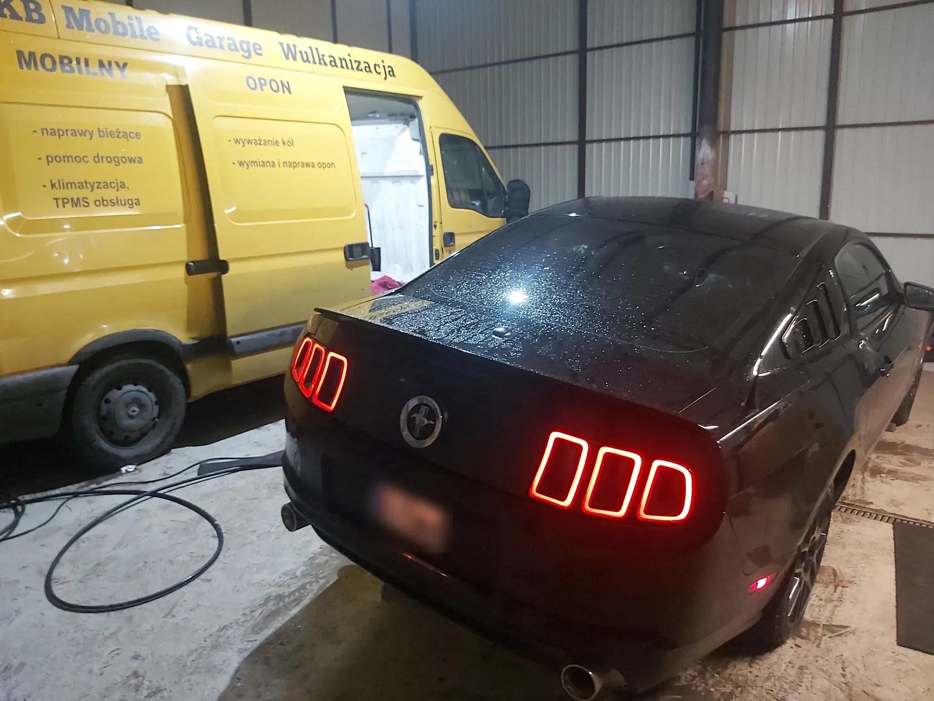 Wieczorny serwis auta sportowego w hali KB Mobile Garage